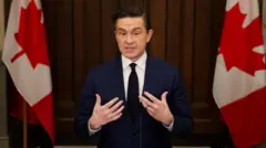 Pierre Poilievre em uma foto enquanto gesticula e fala, com a bandeira do Canadá atrás.