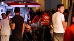Pessoa ferida em ataque com pager é retirada de ambulância em Beirute, no Líbano