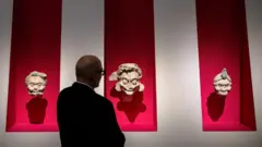 Muestra de esculturas de caras mayas