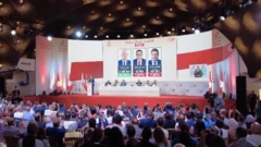 صورة تظهر حشودا داخل قاعة وأمامهم شاشة عرض تظهر نسب التصويت للمرشحين في الانتخابات الرئاسية التونسية 