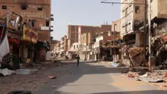 Vista de uma rua na cidade de Omdurman, destruída pela guerra civil no Sudão.