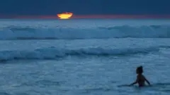 океан, жена се купа у океану