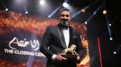 الفنان المصري ياسر جلال مع جائزة "الوهر الذهبي" في مهرجان وهران