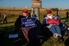 Apoiadores seguram cartazes durante um comício da campanha "Make America Great Again"
