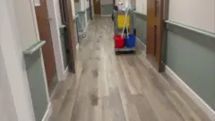 Pegadas de urina no corredor