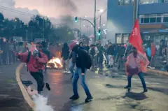 Manifestantes se enfrentam com a polícia equatoriana durante protesto em Quito, em 30 de setembro