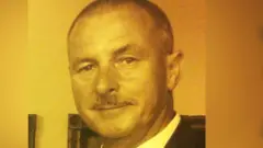 Harry Roy Veevers to wọ aṣọ funfun sinu aṣọ dudu