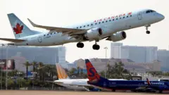 Nesta foto de arquivo, um avião da Air Canada decola do que hoje é o Aeroporto Internacional Harry Reid, em Las Vegas, em 18 de julho de 2008.