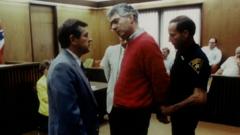 John Boyle, con esposas, en el juicio de 1990.