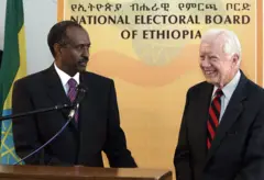 የምርጫ 97ን ከታዘቡት መካከል አንዱ የአሜሪካ የቀድሞው ፕሬዝደንት ጂሚ ካርተር በወቅቱ የኢትዮጵያ ምርጫ ቦርድ ዳይሬክተር ከነበሩት ከማል በድሪ ጋር በአዲስ አበባ ጋዜጣዊ መግለጫ ሲሰጡ