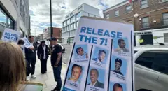 ፖስተር ናይቶም ንልዕሊ 20 ዓመታት ብመንግስቲ ኤርትራ ዝተኣስሩ 7 መራሕቲ ኣብያተ ክርስትያን ኣብ ጐደና ይርአ። ሰባት'ውን ንኣሽቱ ኣሳእል ዝሓዙ ፖስተራት ሒዞም ኣለዉ።