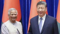 வங்கதேச இடைக்கால அரசாங்கத்தின் தலைமை ஆலோசகர் முகமது யூனுஸ் மற்றும் சீன அதிபர் ஜி ஜின்பிங் 