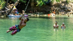 أشخاص يسبحون.