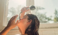 Une femme prend sa douche. 
