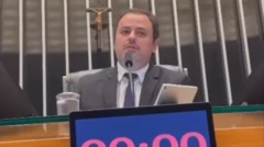 Glauber na mesa-diretora