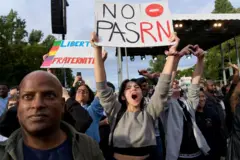 أنصار تحالف الجبهة الشعبية الجديدة اليساري يحتفلون بانتصاره في باريس 