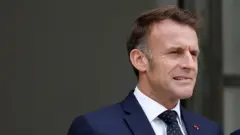 Эммануэль Макрон, 8 октября