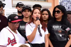 Ana María hablando en público