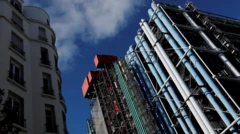 Центр Помпиду с разноцветными трубами на фасаде