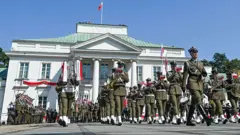 Військові вишикувалися перед палацом Бельведер