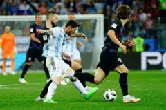 Jogo entre Argentina e Croácia. Messi aparece chutando a bola