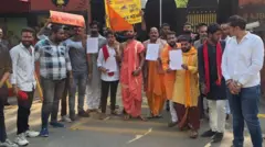 भारतको रायपुरमा डिसेम्बर ११ मा नेपाललाई हिन्दूराष्ट्र बनाउनुपर्ने माग राखिएको ज्ञापनपत्र बुझाउन जानुअघि हिन्दूवादी संस्थाका कार्यकर्ताहरू