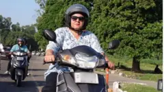 سکوٹر چلاتی خاتون