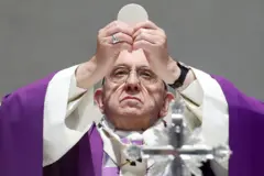 Papa Francisco com hóstia