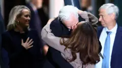 Ассанж целует жену