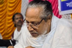 ধর্ম অবমাননার অভিযোগে শিল্পী আবুল সরকারকে গ্রেফতার করা হয়েছে। ছবিতে তাকে কলম হাতে লিখতে দেখা যাচ্ছে