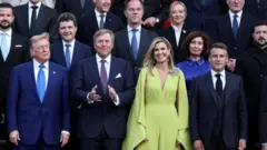 "Леді в жовтому", як її прозвали в соцмережах, неможливо не помітити серед чоловіків у строгих костюмах