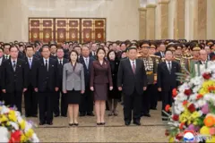 Cô Kim Ju-ae (váy áo nâu) đứng cạnh cha, lãnh đạo Triều Tiên Kim Jong-un, và mẹ, trong chuyến viếng thăm Điện Mặt trời Kumsusan ngày 1/1