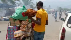 Umugabo utwaye ibicuruzwa ku kinyabiziga, birimo n'inkoko, ku ruhande rw'u Burundi, ku mupaka w'u Burundi na RDC