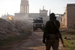 مقاتلون من هيئة تحرير الشام والفصائل المتحالفة معها، يطلقون النار على قوات الجيش السوري في منطقة الراشدين على مشارف حلب في 29 نوفمبر/تشرين الثاني 2024