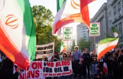 ผู้ประท้วงต่อต้านปฏิบัติการทางทหารในอิหร่าน หลังจากประธานาธิบดีสหรัฐฯ กล่าวว่าเขาตกลงที่จะหยุดยิงกับอิหร่านเป็นเวลา 2 สัปดาห์ ซึ่งเกิดขึ้น 1.5 ชั่วโมงก่อนถึงกำหนดเส้นตายของเขา บริเวณด้านนอกทำเนียบขาวในกรุงวอชิงตัน ดี.ซี.