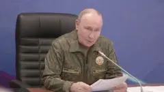 Володимир Путін під час військової наради з начальником генштабу Збройних сил Росії Валерієм Герасимовим 3 липня 