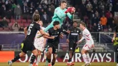 Le gardien de but Kjell Scherpen du Sturm Graz attrape le ballon lors d'un match de Ligue des champions contre le RB Leipzig.