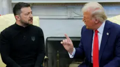 Perezida w'Amerika Donald Trump atunze urutoki Perezida wa Ukraine Volodymyr Zelensky muri White House