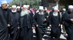 رهبران روحانی یک فرقه مذهبی با کلاهی سفید و لباس‌های مخصوص مذهبی سیاه رنگ