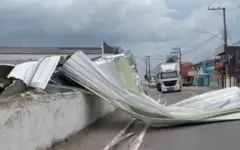 São Sebastião, no litoral de São Paulo, foi atingida pelas fortes rajadas de vento. Uma pessoa morreu.