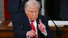 Donald Trump mueve las manos durante el discurso del Estado de la Unión.