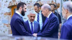 Şara ve Erdoğan uzaktan el sıkışırken