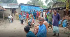 ভবেশ চন্দ্র রায়ের বাড়ীতে সমবেদনা জানাতে এসেছেন স্থানীয় অনেকে। 