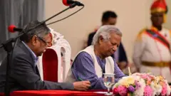 শপথের পর স্বাক্ষর করছেন অধ্যাপক মুহাম্মদ ইউনূস।