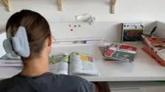 devojčica čita udžbenik