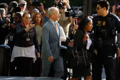 Várias pessoas na rua