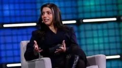 Sara Sabry no palco central do WebSummit Rio, no Rio de Janeiro