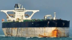 O petroleiro Bella 1, que mudou o nome para Marinera, navegando