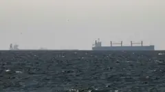 호르무즈 해협 인근 페르시아만 수평선 너머로 화물선이 보인다