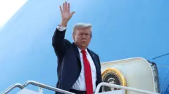 O presidente dos EUA, Donald Trump, embarca para o Alasca para se encontrar com o presidente russo, Vladimir Putin